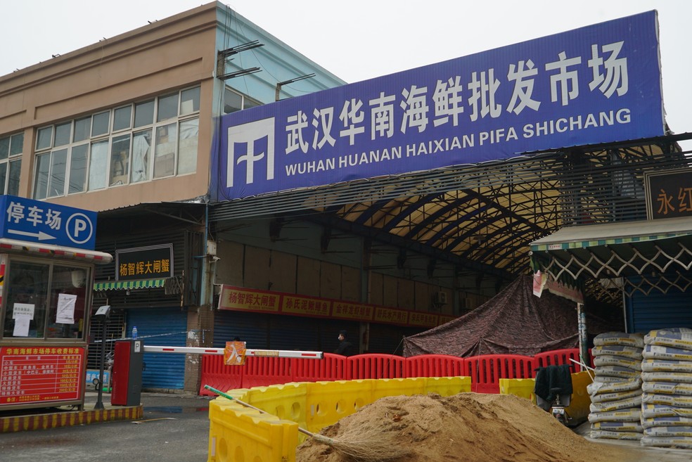 O Mercado Atacadista de Frutos do Mar de Huanan na província de Hubei, no centro da China, em janeiro de 2020. Ele foi fechado devido ao tráfico ilegal de animais. — Foto: Reprodução/AP