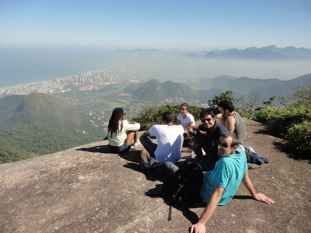 Alunos estrangeiros do curso Plan num passeio à Pedra Bonita (Foto: Divulgação/Curso Plan)