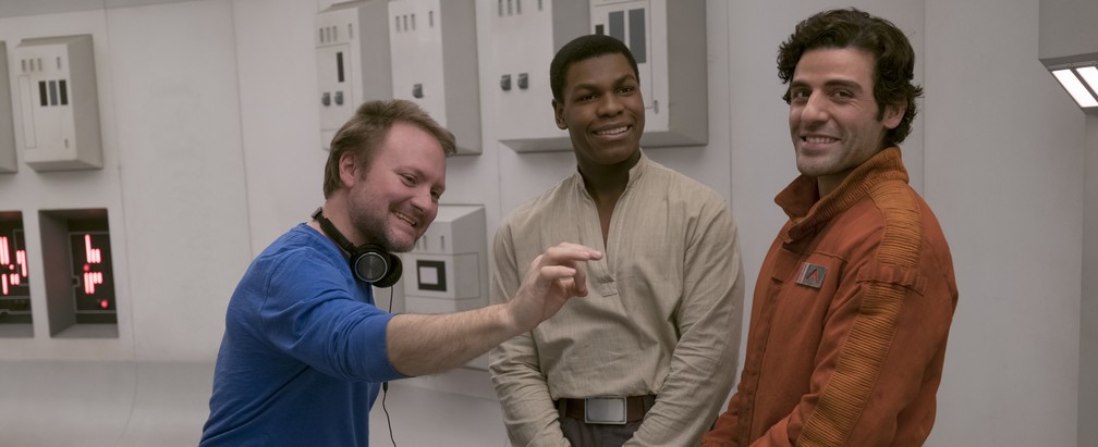 Rian Johnson brinca com John Boyega e Oscar Isaac durante gravações de 'Star Wars: Os últimos Jedi' (Foto: Divulgação/Disney)