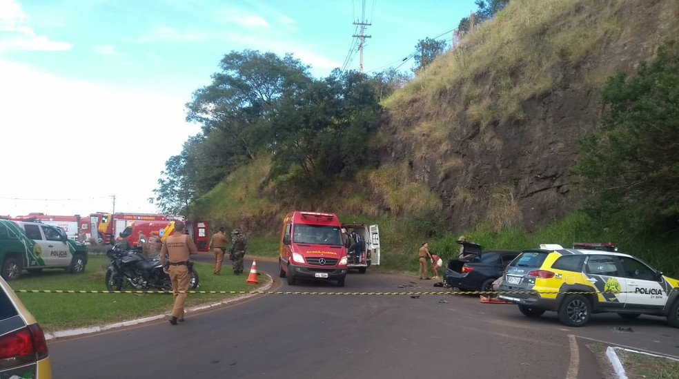 Segundo a PM, os policiais ambientais atiraram após o suspeito jogar o carro contra o veículo da polícia, em Francisco Beltrão — Foto: Imagens cedidas/Solange Maciel