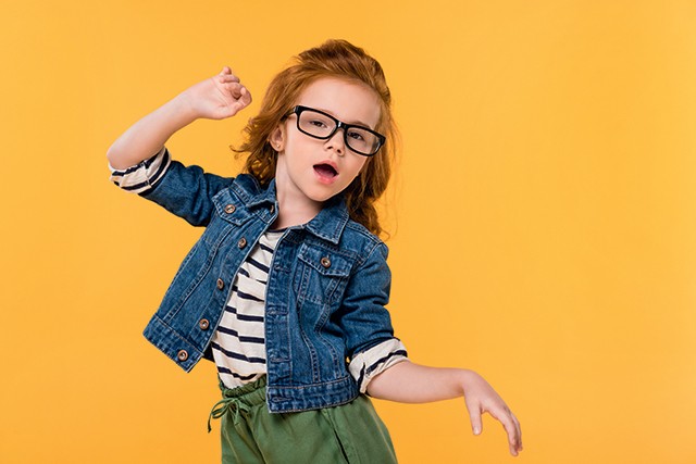 Menina de óculos dançando (Foto: Menina de óculos dançando (Foto: Thinkstock))