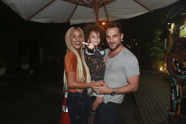 Igor Rickli com Aline Wirley e o filho, Antonio (Foto: Dilson Silva/AgNews) Igor Rickli com Aline Wirley e o filho, Antonio (Foto: Dilson Silva/AgNews)