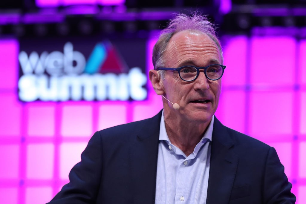 Tim Berners-Lee, inventor da web, em apresentação no Web Summit 2018 (Foto: Pedro Fiúza/NurPhoto via Getty Images)