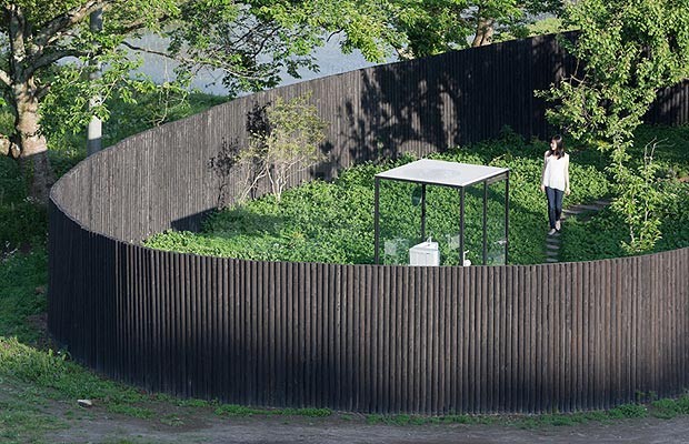 Sanitário público fica dentro de jardim cercado por muro (Foto: Divulgação)
