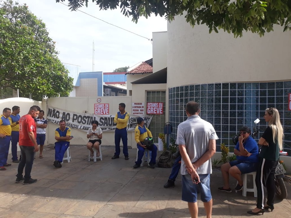 Funcionários dos Correios de Sorriso, a 420 km de Cuiabá, entraram em greve a partir desta terça-feira (19) — Foto: Sintect-MT/Divulgação