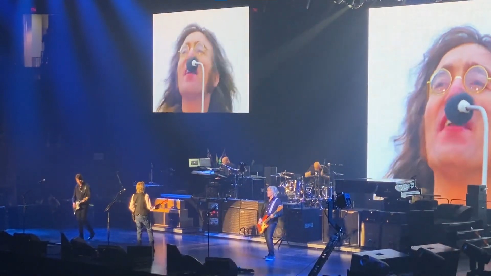 John Lennon aparece em telão para fazer dueto tecnológico no show de Paul McCartney (Foto: Reprodução/Youtube)