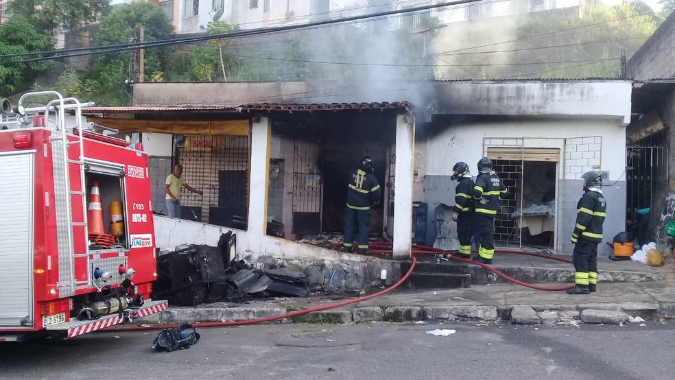 Incêndio atinge loja de conserto de eletrônicos no bairro de Mata Escura, em Salvador  — Foto: Cid Vaz/TV Bahia 