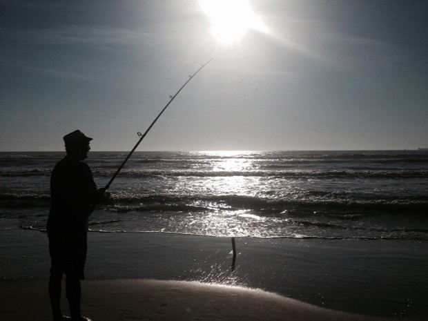 G1 - Pescador vai à praia cedo para ver o sol nascer no Litoral Norte do RS  - notícias em Estação Verão 2014