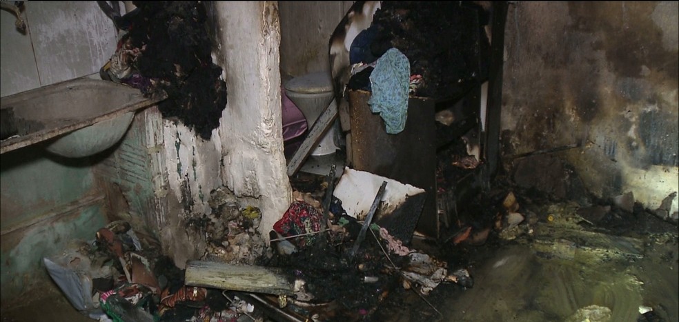 Destroços que restaram na casa após incêndio — Foto: Reprodução/TV Paraíba