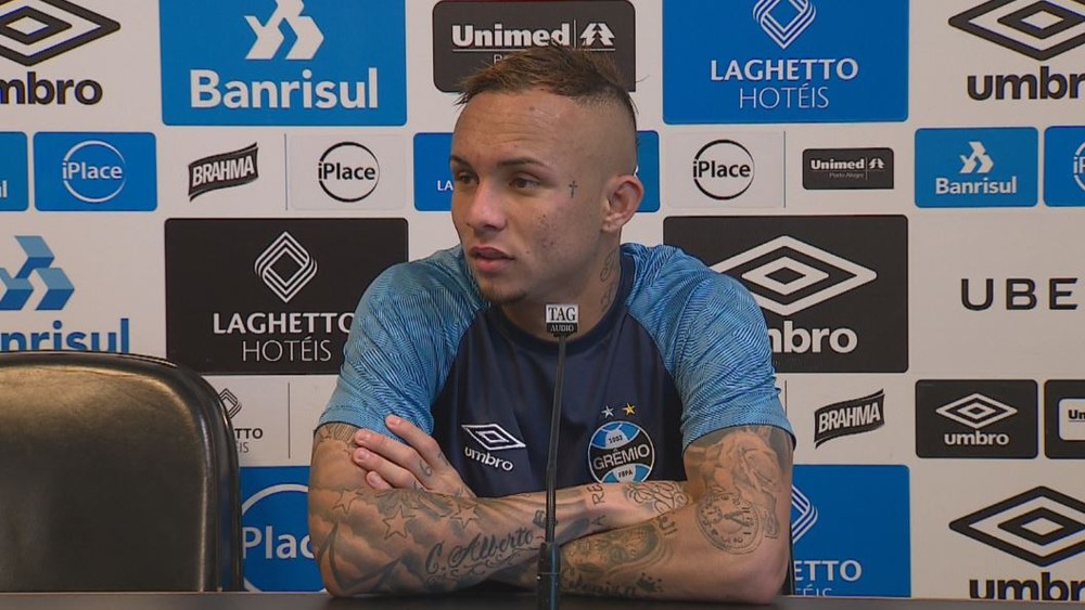 Convocado para Seleção, Everton divide sentimento e culpa calendário apertado