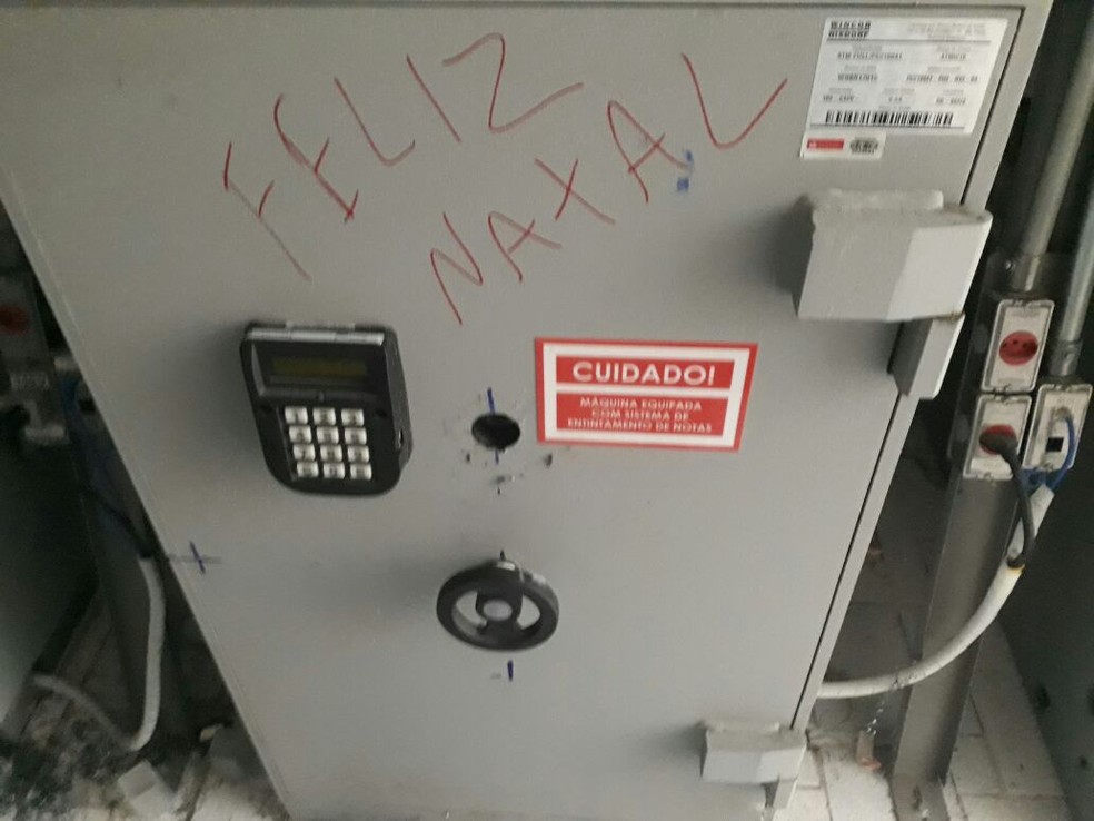 Bandidos explodem caixas eletr&ocirc;nicos e deixam mensagem de 'Feliz Natal' em Pesqueira (Foto: Pol&iacute;cia Militar/Divulga&ccedil;&atilde;o)