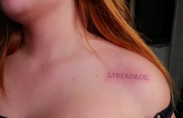 Escreveu "liberdade" no ombro (Foto: Reprodução)