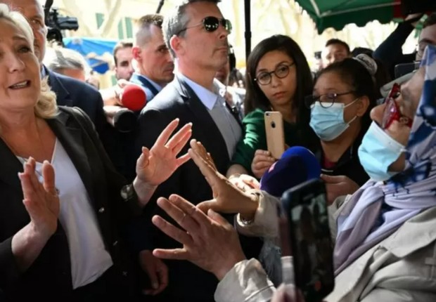 Le Pen foi confrontada por várias mulheres na área de Vaucluse que se opuseram aos seus planos de proibir o véu em público (Foto: GETTY IMAGES (via BBC))