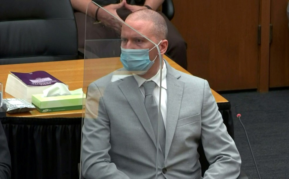 O ex-policial Derek Chauvin durante a leitura de sua sentença pela corte de Mineápolis em 25 de junho de 2021 — Foto: Pool/Reuters