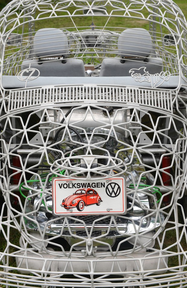 Por ter toda a estrutura vazada, feita com arames estilizados, carro ganhou o apelido de 'fusca fantasma' (Foto: Michal Cizek/AFP)