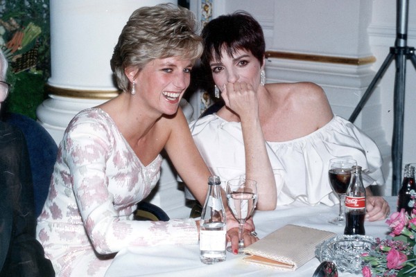 A Princesa Diana (1961-1997) com a amiga Liza Minnelli em uma festa em 1991 (Foto: Getty Images)