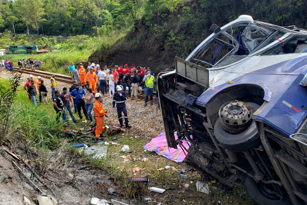 Bombeiros trabalham no local do acidente após ônibus cair de viaduto em João Monlevade, MG — Foto: Corpo de Bombeiros de MG/Divulgação via AFP