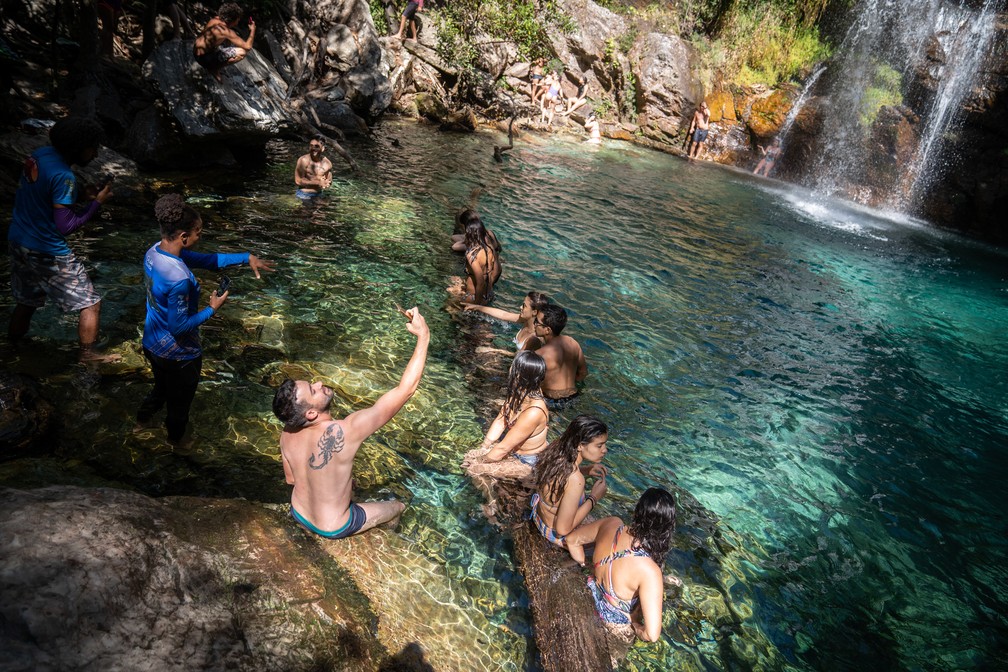 Cachoeira Santa Bárbara é a estrela do roteiro turístico de Cavalcante. Água azul turquesa é resultado da formação de calcário do lugar — Foto: Fábio Tito/G1