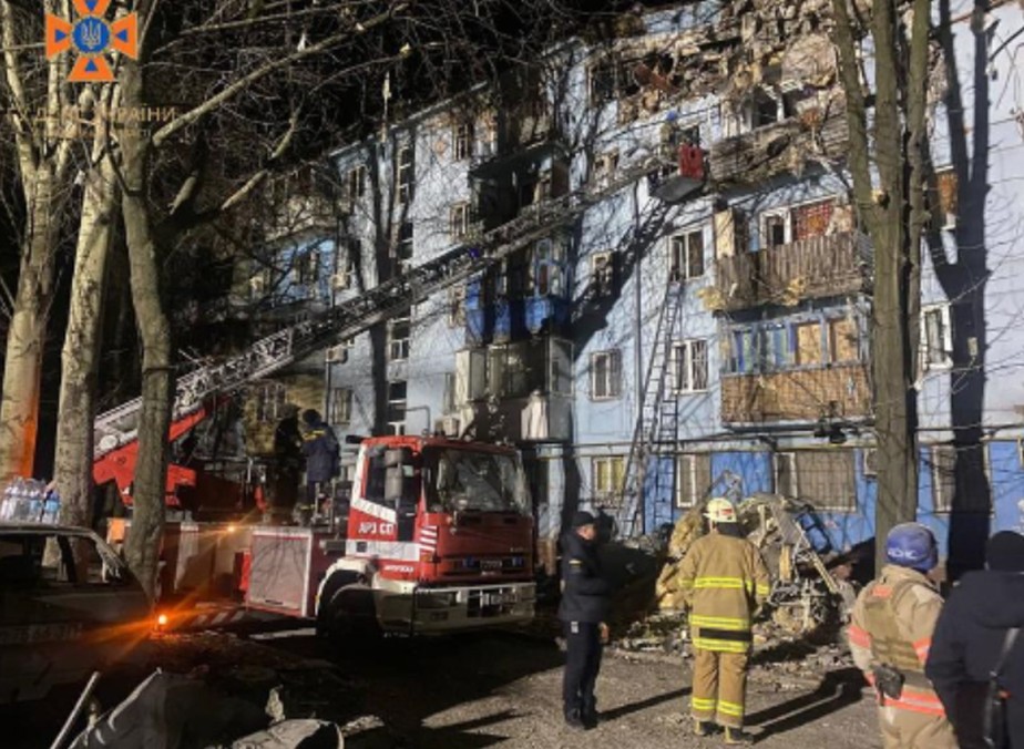 Equipes de resgate trabalham em um prédio residencial destruído após um ataque de míssil, em Zaporizhzhia