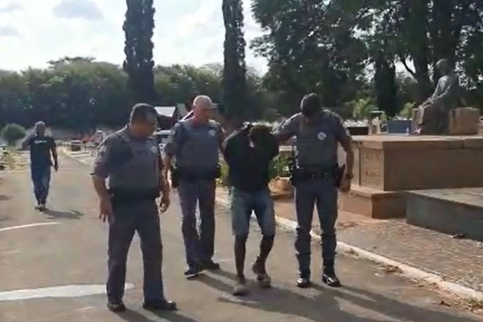 Agressor foi preso em flagrante pela equipe da Polícia Militar após esfaquear funcionário em Marília — Foto: Norton Emerson /Jornal da Manhã