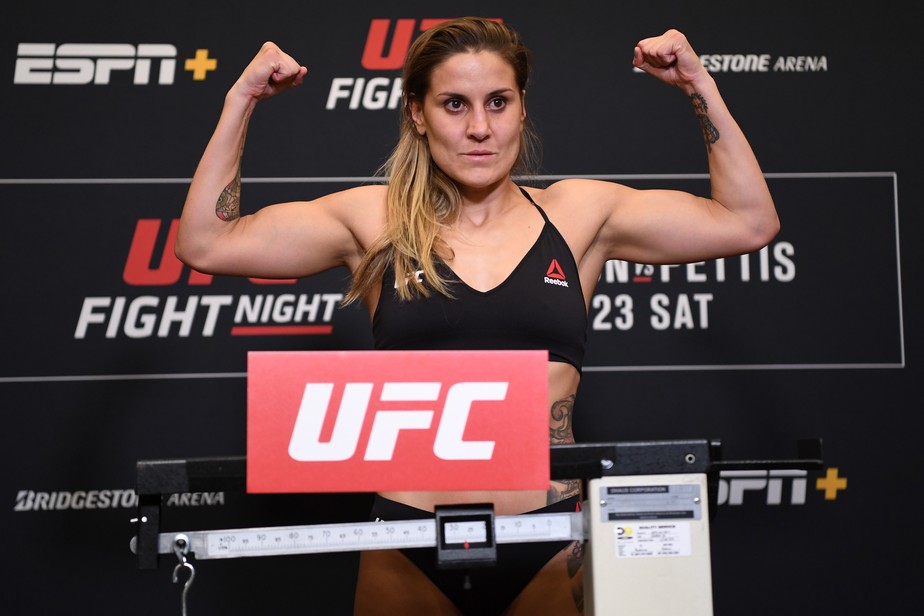 Jennifer Maia usa biombo, mas bate peso e confirma luta contra Alexis Davis pelo UFC Nashville
