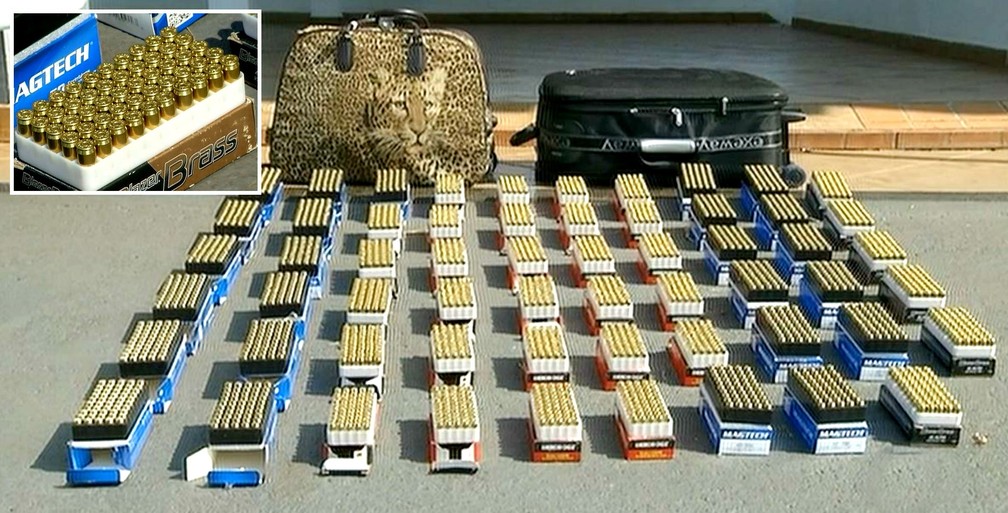 A munição estava escondida em duas malas e havia balas dos calibres 9mm, .40 e .45 (no detalhe) (Foto: Reprodução / TV TEM)