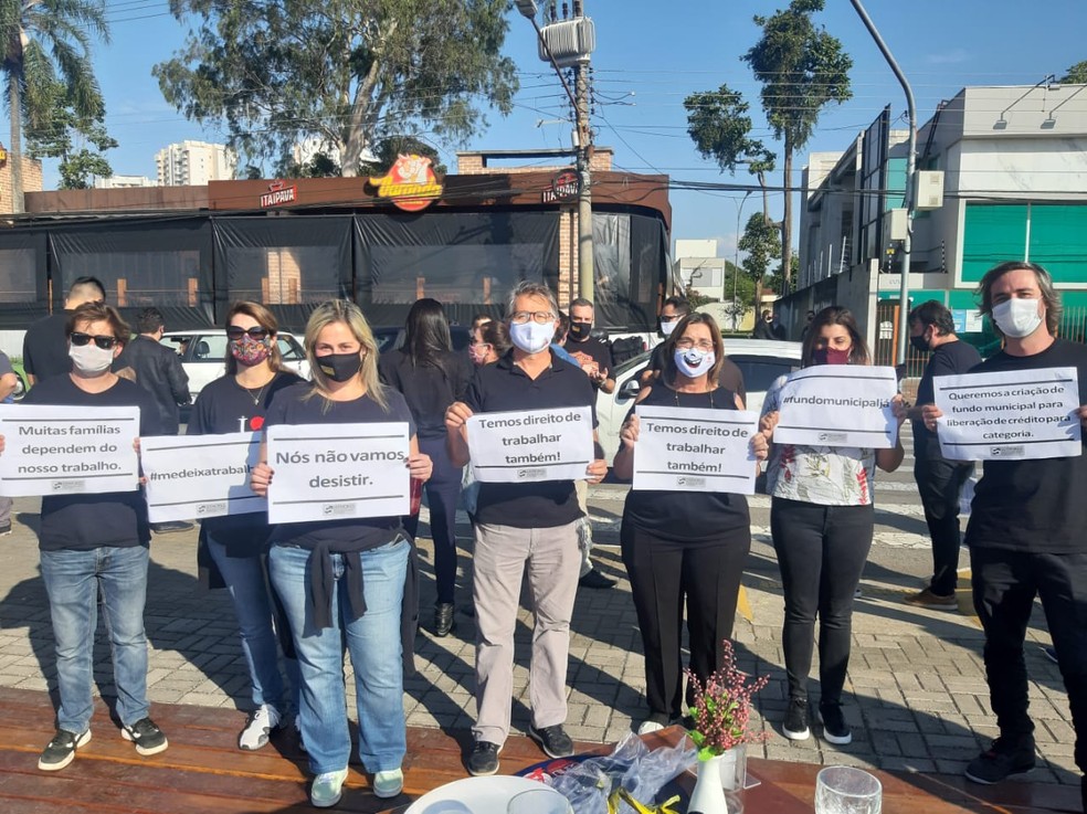 Empres&aacute;rios fazem manifesta&ccedil;&atilde;o pedindo reabertura do com&eacute;rcio em S&atilde;o Jos&eacute; &mdash; Foto: Divulga&ccedil;&atilde;o/ Sinhores