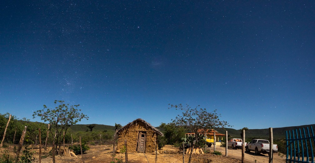 O céu estrelado é visto em foto de longa exposição em comunidade próxima ao quilombo de Laje dos Negros, no sertão da Bahia — Foto: Marcelo Brandt/G1