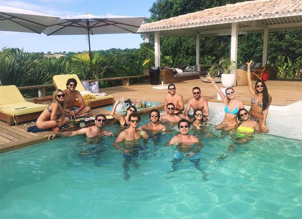 Thaíssa Carvalho com amigos em piscina de casa em Trancoso (Foto: Reprodução/Instagram)