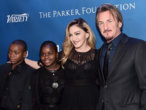 Madonna acompanhada de seus filhos David Banda e Mercy James vai a evento beneficente organizado por Sean Penn, em Los Angeles (Foto: ANGELA WEISS / GETTY IMAGES NORTH AMERICA / AFP)