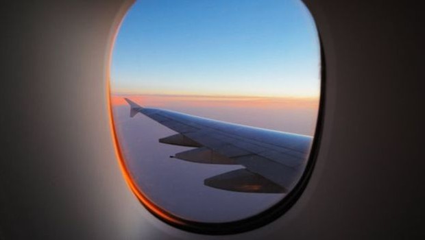 As janelas, na verdade, são mais fáceis de violar do que as portas do avião (Foto: GETTY IMAGES)