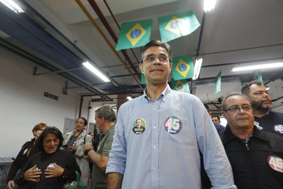 O candidato do PSDB ao governo de S&atilde;o Paulo, Rodrigo Garcia, durante caminhada no Mercado Municipal de Taubat&eacute;, no interior do estado, nesta quinta-feira (29).  &mdash; Foto: Divulga&ccedil;&atilde;o