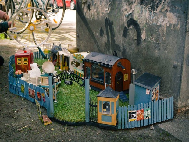 Artista de rua espalha lojas em miniatura por cidades da Europa (Foto: Reprodução/Instagram)