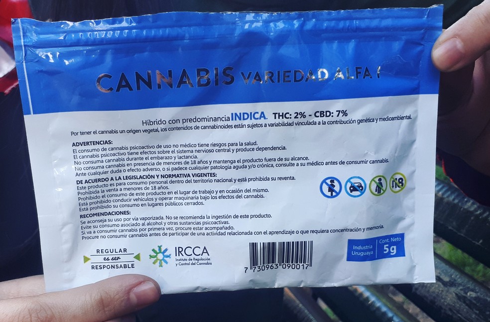 Pacote de maconha tipo Indica, com informações exigidas pelo governo do Uruguai (Foto: Carolina Dantas/G1)