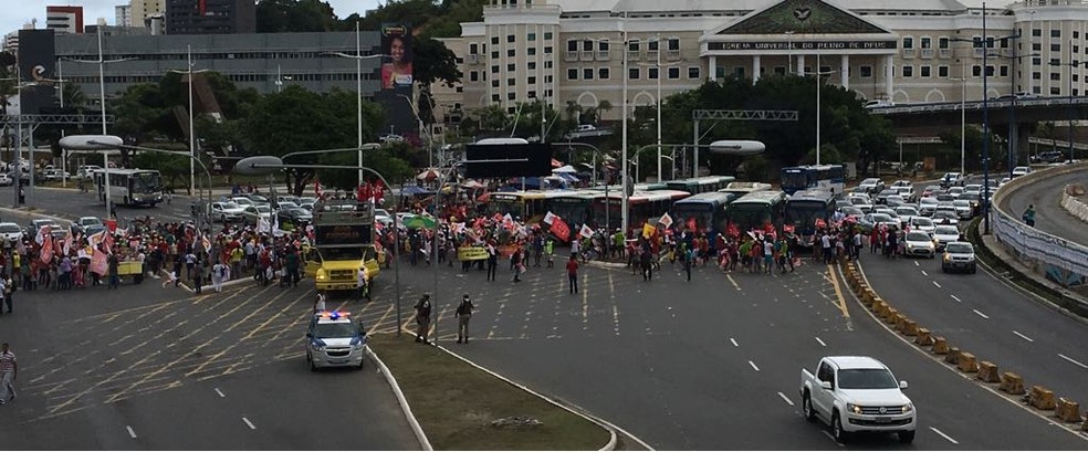 Protesto na Avenida ACM, em Salvador, nesta quarta-feira (11) (Foto: German Maldonado/ TV Bahia)