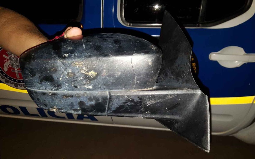 Retrovisor de carro caiu após batida na BA-290, no extremo sul da Bahia (Foto: Rafael Vedra/ Liberdade News)