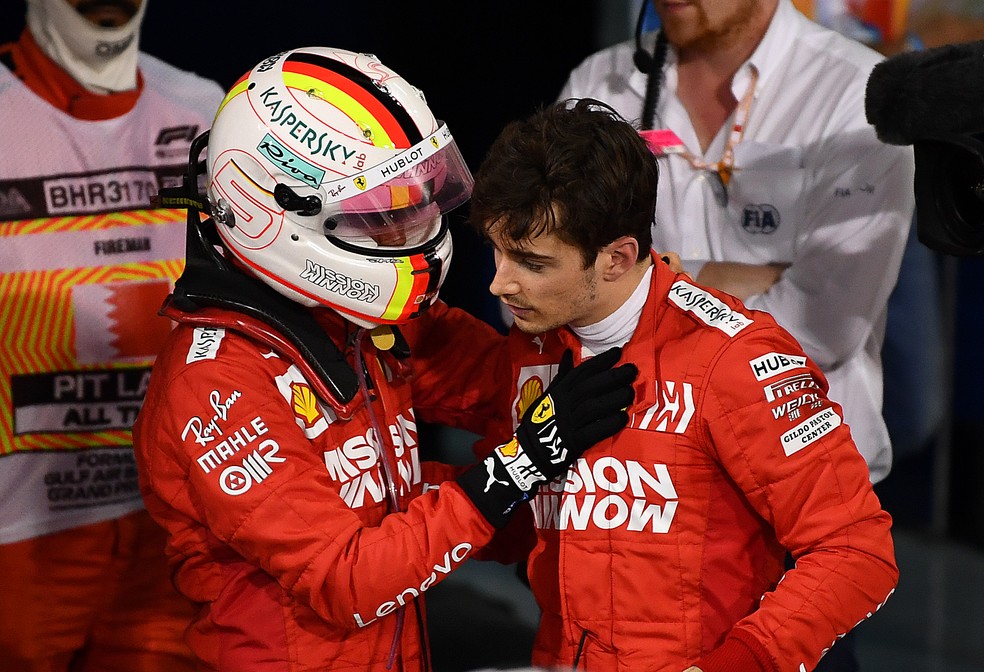 Vettel conversa com Leclerc depois da corrida no Barein — Foto: Getty Images
