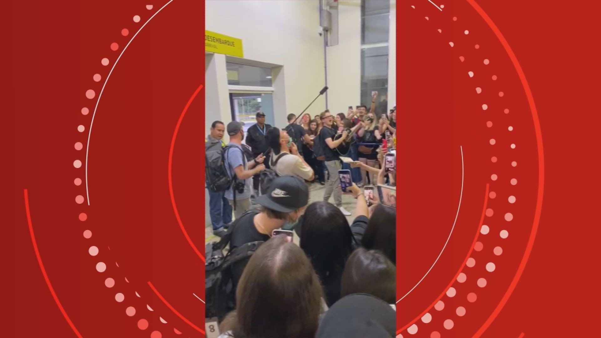 McFly canta com fãs ao desembarcar no aeroporto em Ribeirão Preto, SP; VÍDEO