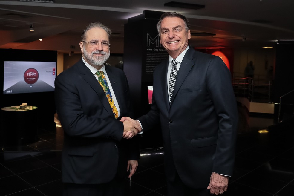 O procurador-geral da República, Augusto Aras, e o presidente Jair Bolsonaro, durante solenidade na PGR — Foto:  Isac Nóbrega/Presidência da República