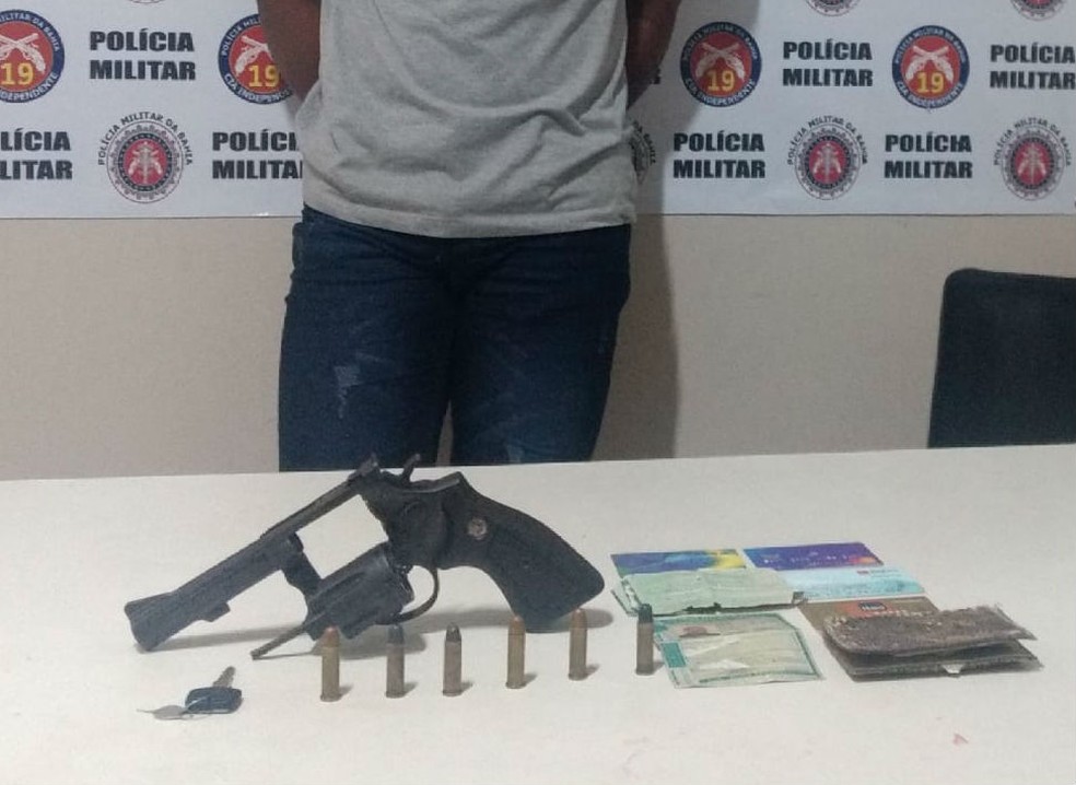 Dois homens são presos com granadas, drogas e armas no subúrbio de Salvador — Foto: Divulgação/SSP-BA