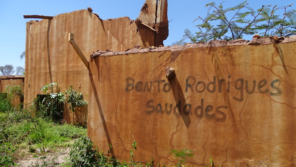 Distrito de Bento Rodrigues, em Mariana (MG), foi destruído com rompimento da barragem de Fundão — Foto: Raquel Freitas/G1