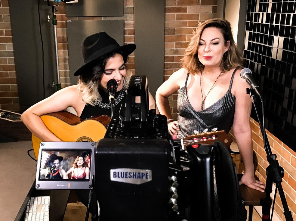  Ana Lélia Losekann e Larissa Vitorino comandam o programa Causos & Vinhos, que estreia no YouTube, nesta sexta-feira (18) — Foto: Divulgação
