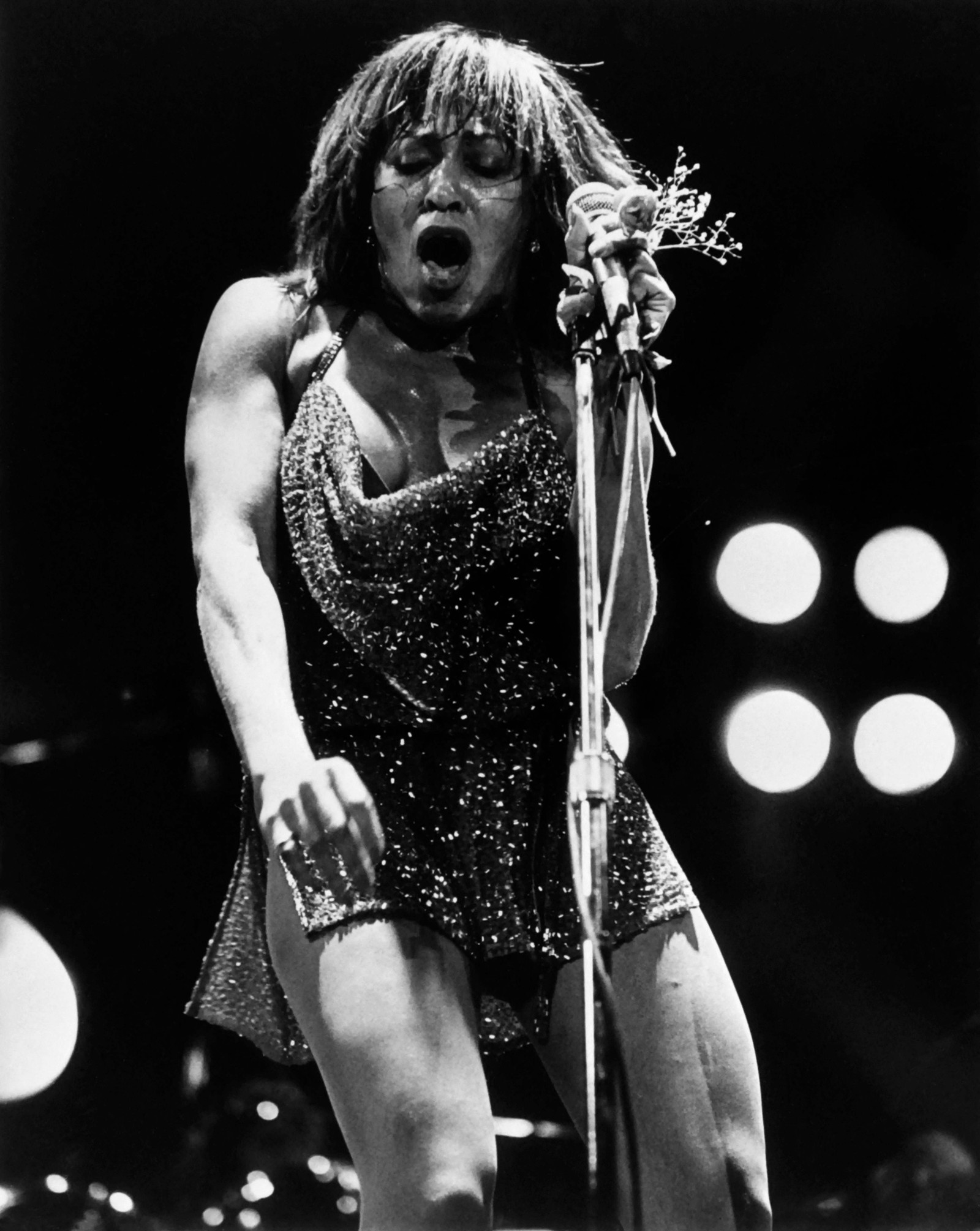  Tina Turner durante apresentação em 1º de abril de 1982, em Haia. Lenda do rock, Tina Turner eletrizou o público a partir dos anos 1960 e lançou discos de sucesso ao longo de cinco décadas — Foto: AFP