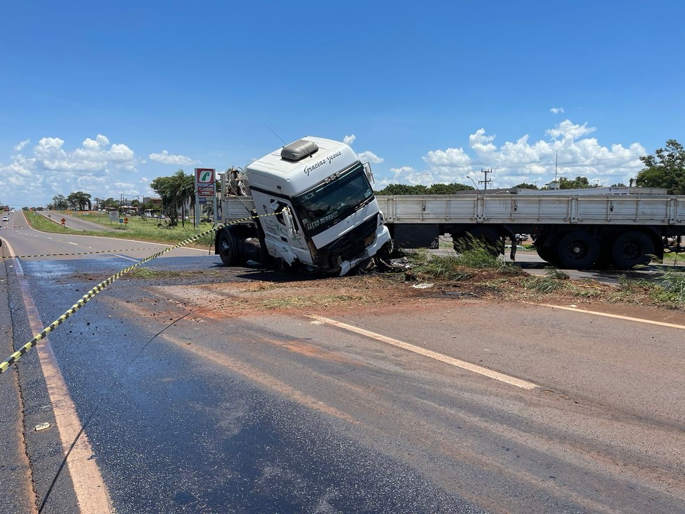 Duas pessoas morrem após carro bater em mureta, invadir pista contrária e colidir frontalmente com carreta na BR-277 — Foto: Roberto Wolfart/RPC Foz do Iguaçu 
