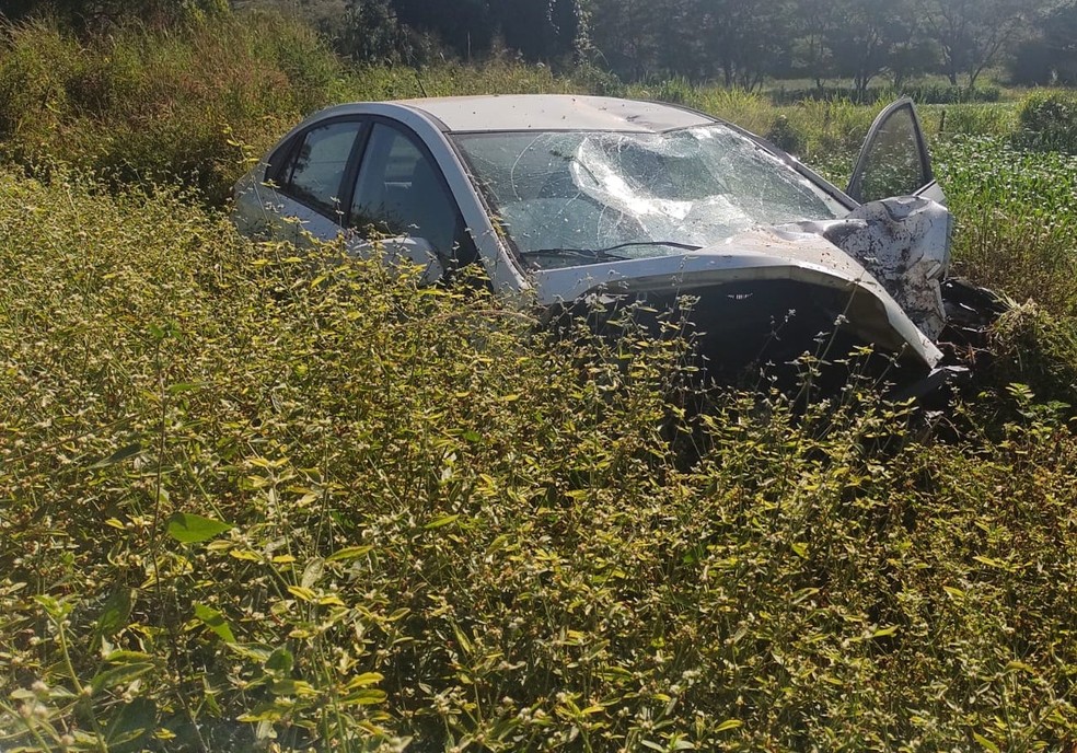 Carro foi parar fora da pista e teve a frente amassada com o impacto de acidente na LMG-737 em Guimarânia — Foto: PMRv/Divulgação