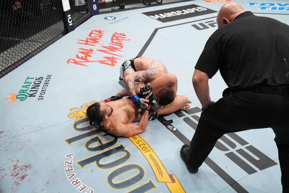 Kyler Phillips finaliza Marcelo Rojo no UFC 271 — Foto: Getty Images