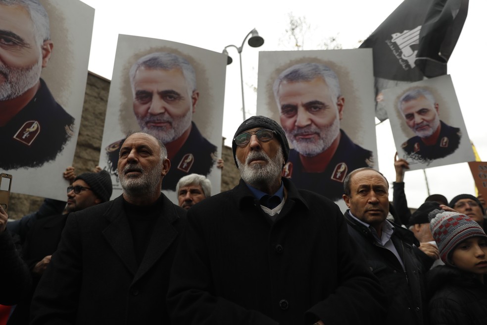 Manifestantes foram protestar em frente ao consulado americano em Istambul, na Turquia, neste domingo (5), contra a morte de Soleimani, causada por um ataque aéreo dos Estados Unidos. — Foto: Lefteris Pitarakis/AP