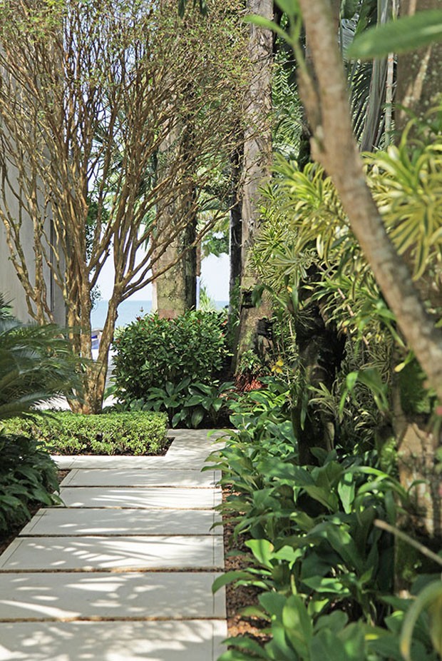 Jardim tropical a beira-mar projetado por Alex Hanazaki (Foto: Divulgação)