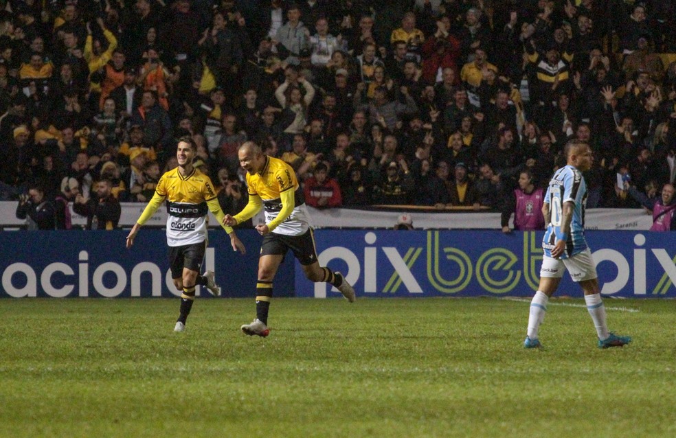 Um dos piores em campo, Edilson pede mais postura do elenco e comenta sobre a possível demissão de Roger Machado: Quem sou eu pra dizer?