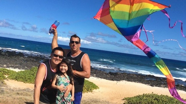 Alan Hoe, Evaldo Ferreira e a pequena Ava, no Havaí: família se mudou para LA para empreender com a RíoZonas (Foto: Divulgação)
